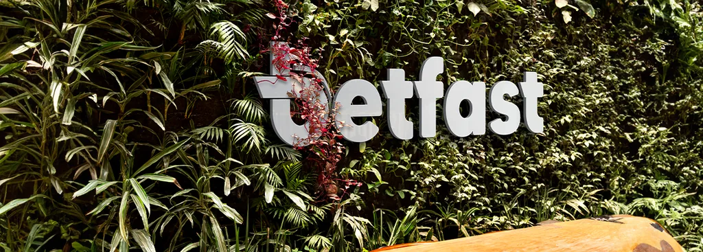 Peça da betfast com a parede verde e a placa da marca